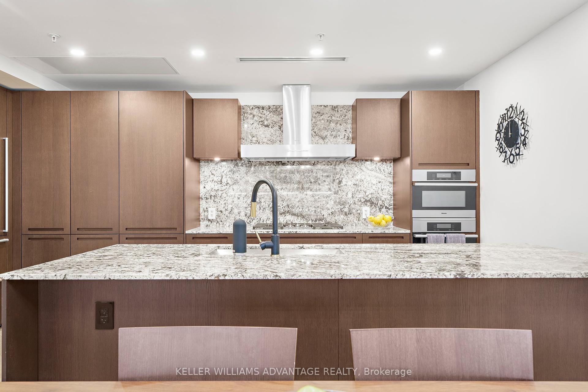 2 Bedrooms Condo at 180 University, Toronto For sale