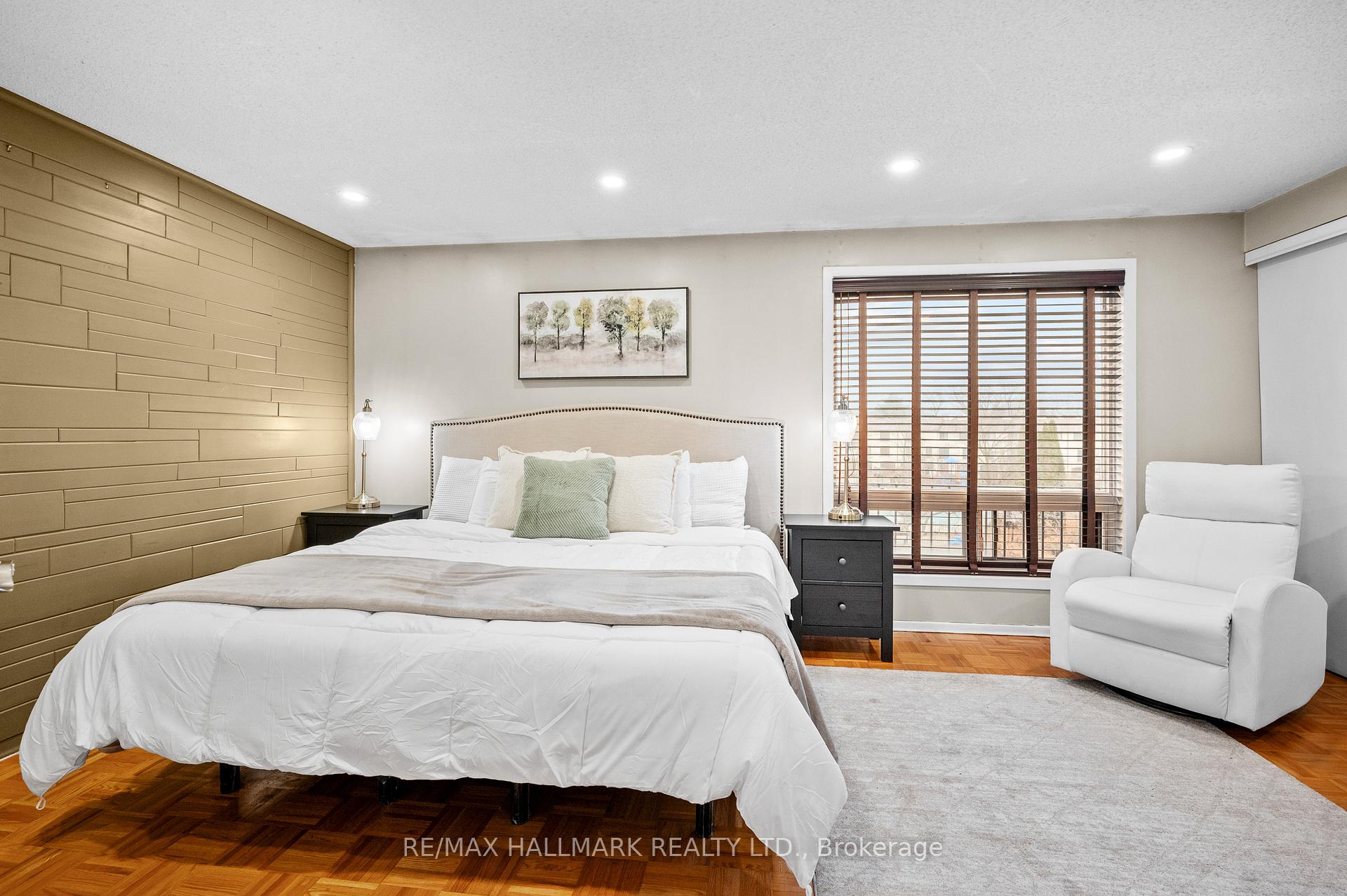 3 Bedrooms Condo at 6679 Shelter Bay,  Mississauga For sale