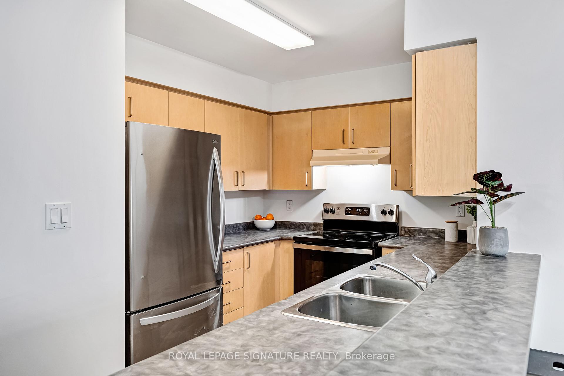 2 Bedrooms Condo at 233 Beecroft, Toronto For sale