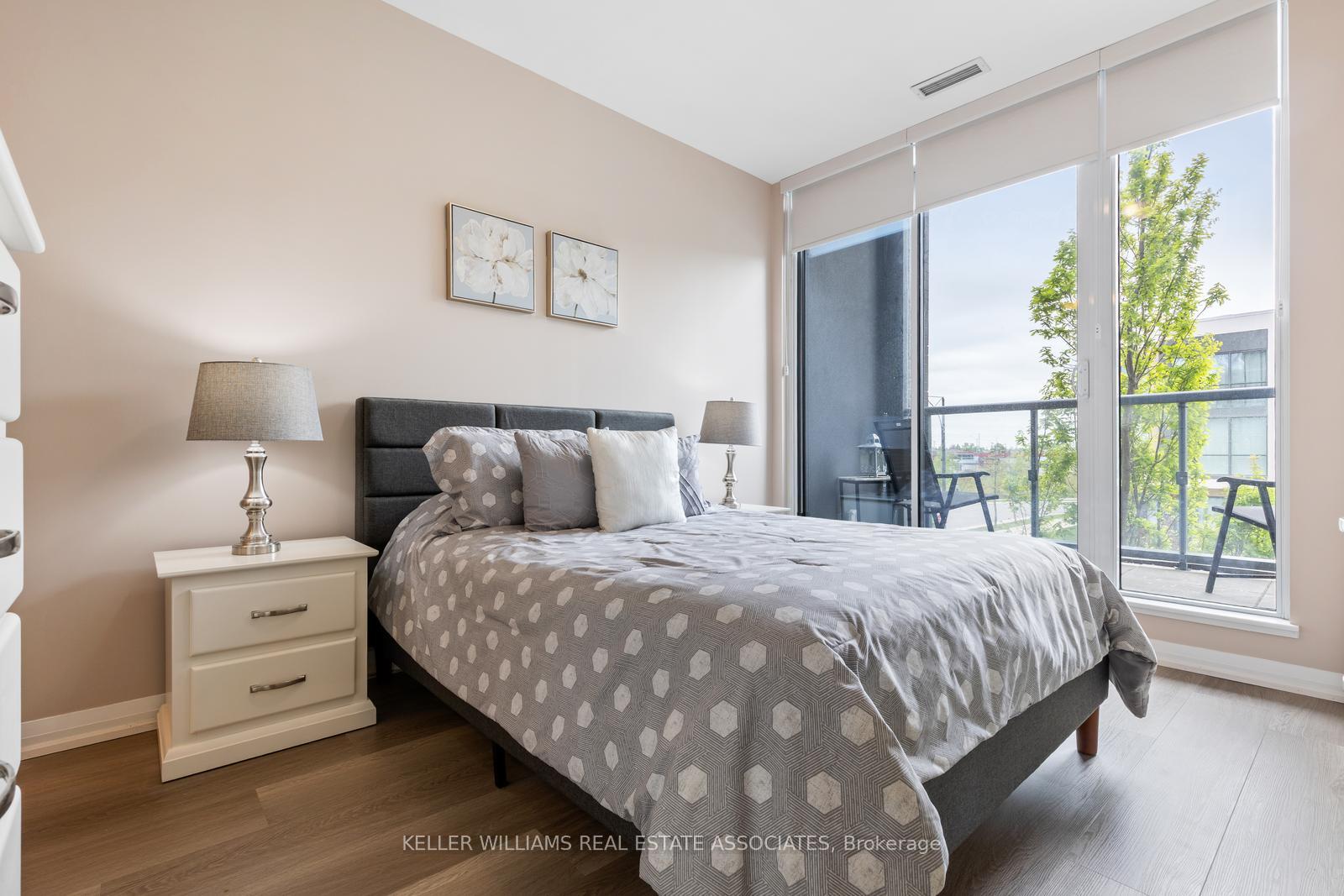 4 Bedrooms Condo at 5025 Four Springs, Mississauga For sale