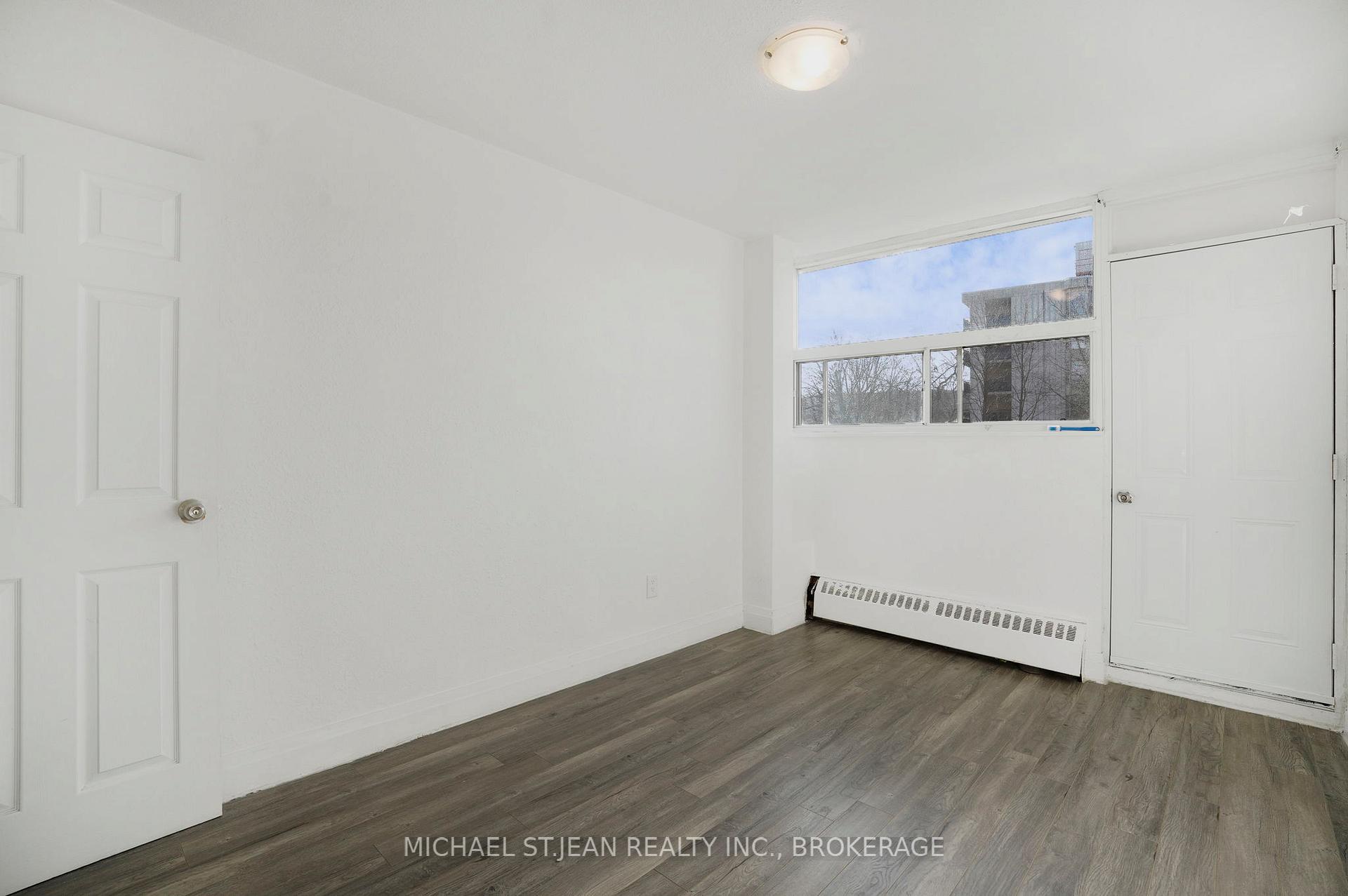 3 Bedrooms Condo at 15 Albright,  Hamilton For sale