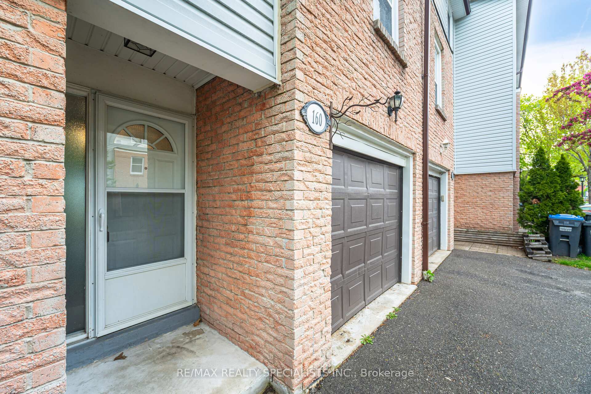 3 Bedrooms Condo at 2440 Bromsgrove, Mississauga For sale