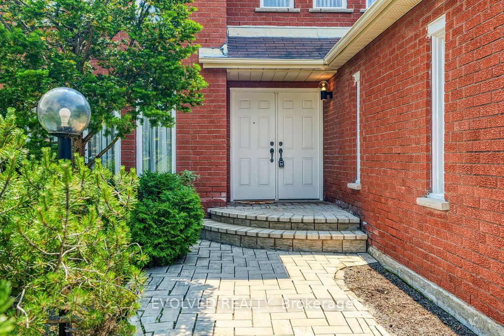 27 Hewlett Crescent