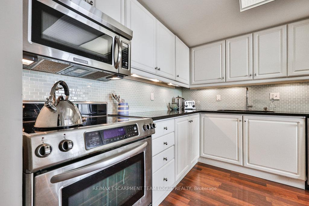 2 Bedrooms Condo at 2121 Lakeshore,  Burlington For sale