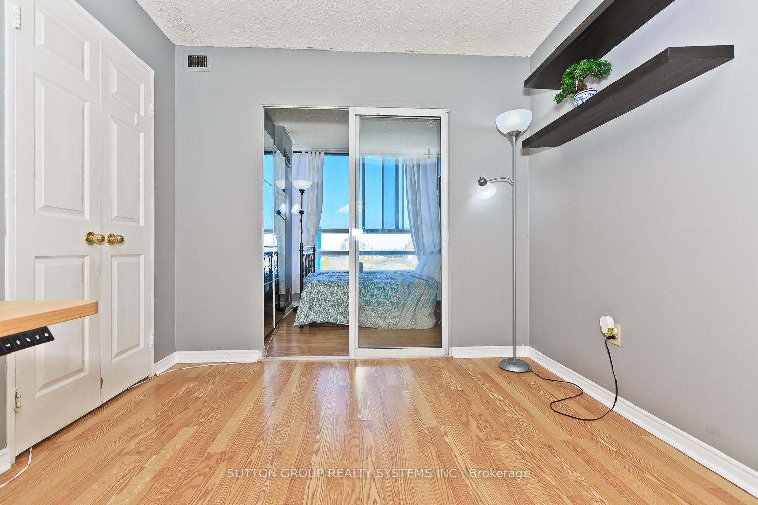 3 Bedrooms Condo at 50 Kingsbridge Garden, Mississauga For sale