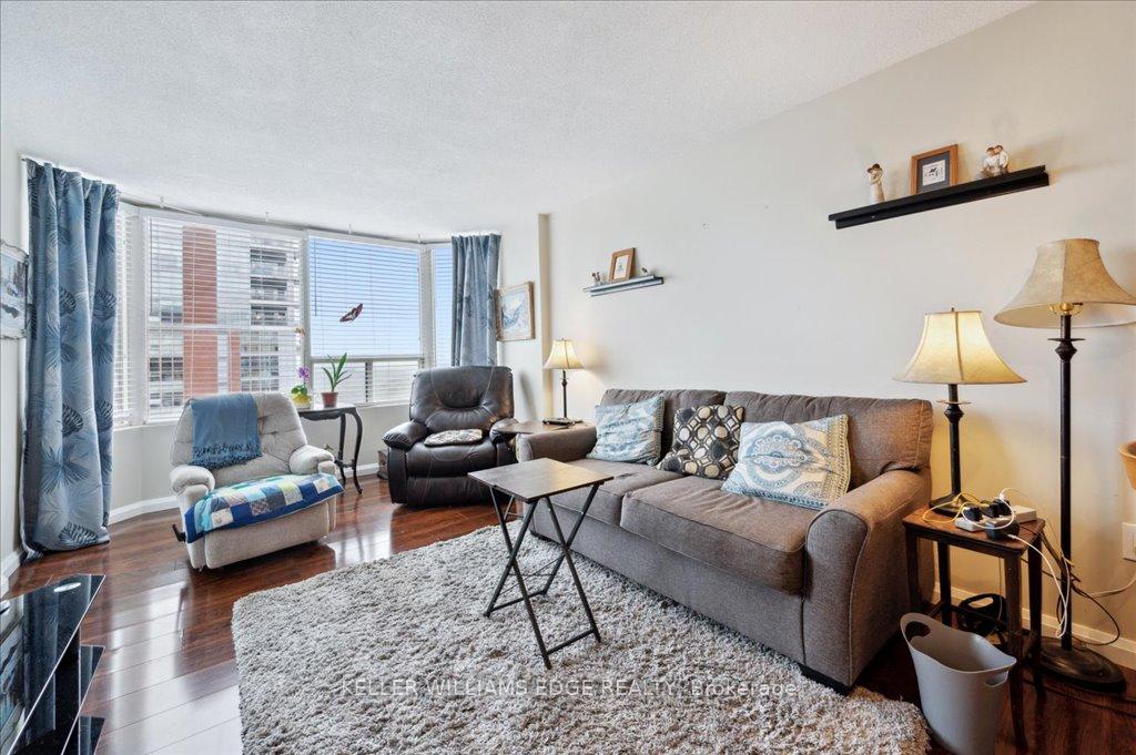2 Bedrooms Condo at 1270 Maple Crossing, Burlington For sale
