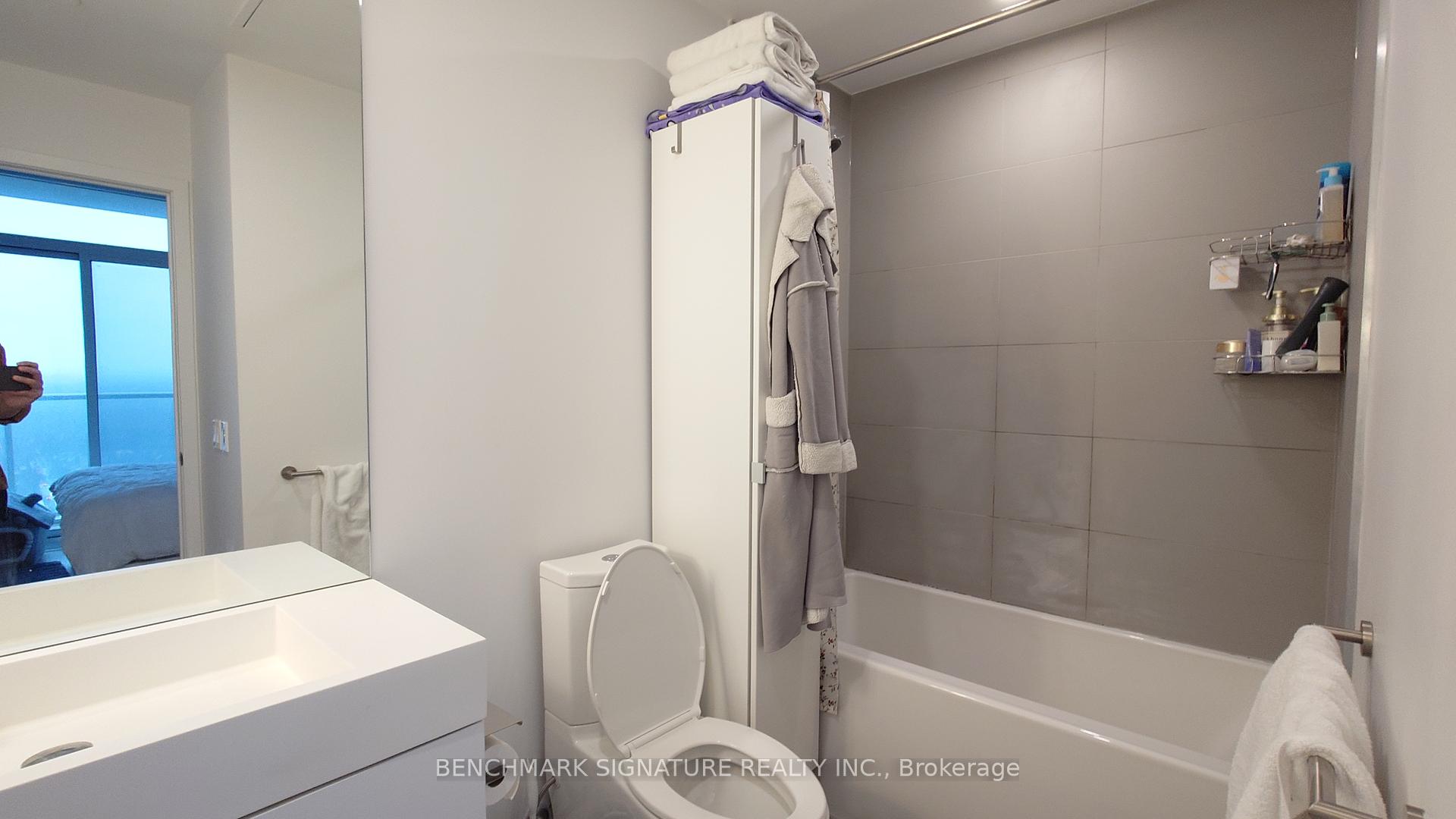 3 Bedrooms Condo at 33 Helendale, Toronto For sale