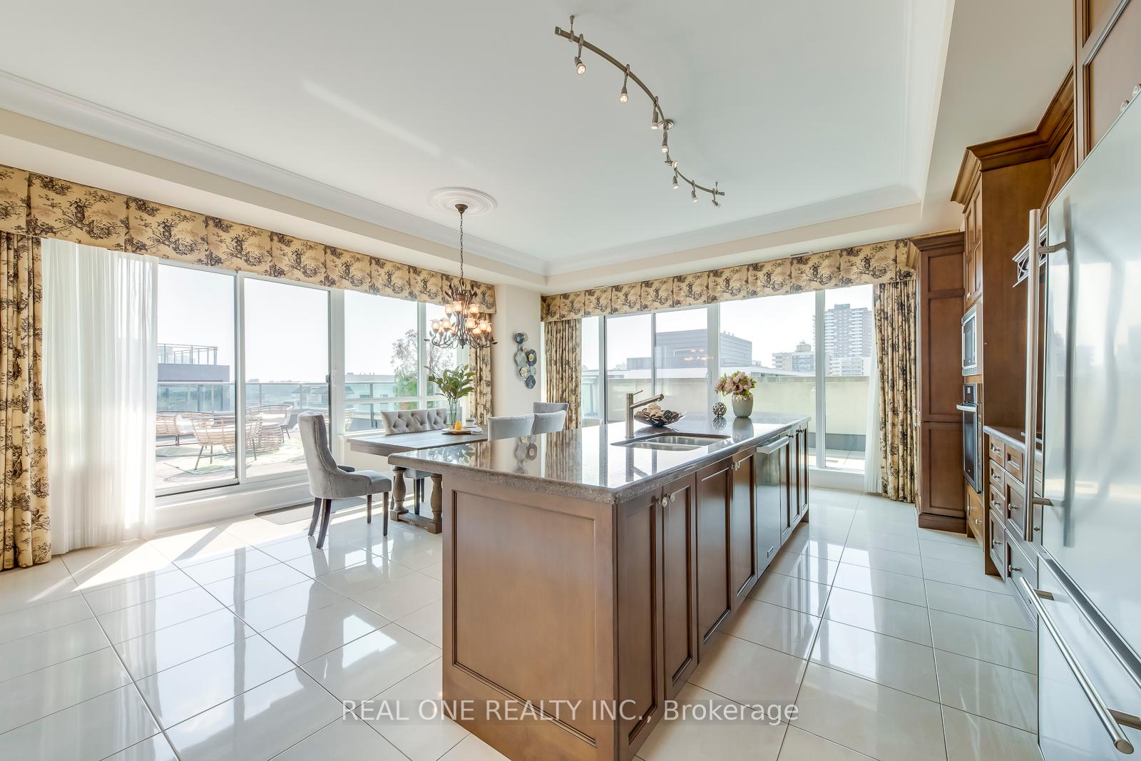 2 Bedrooms Condo at 65 Port,  Mississauga For sale