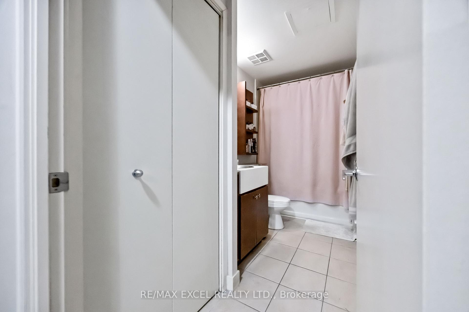 2 Bedrooms Condo at 35 Mariner, Toronto For sale