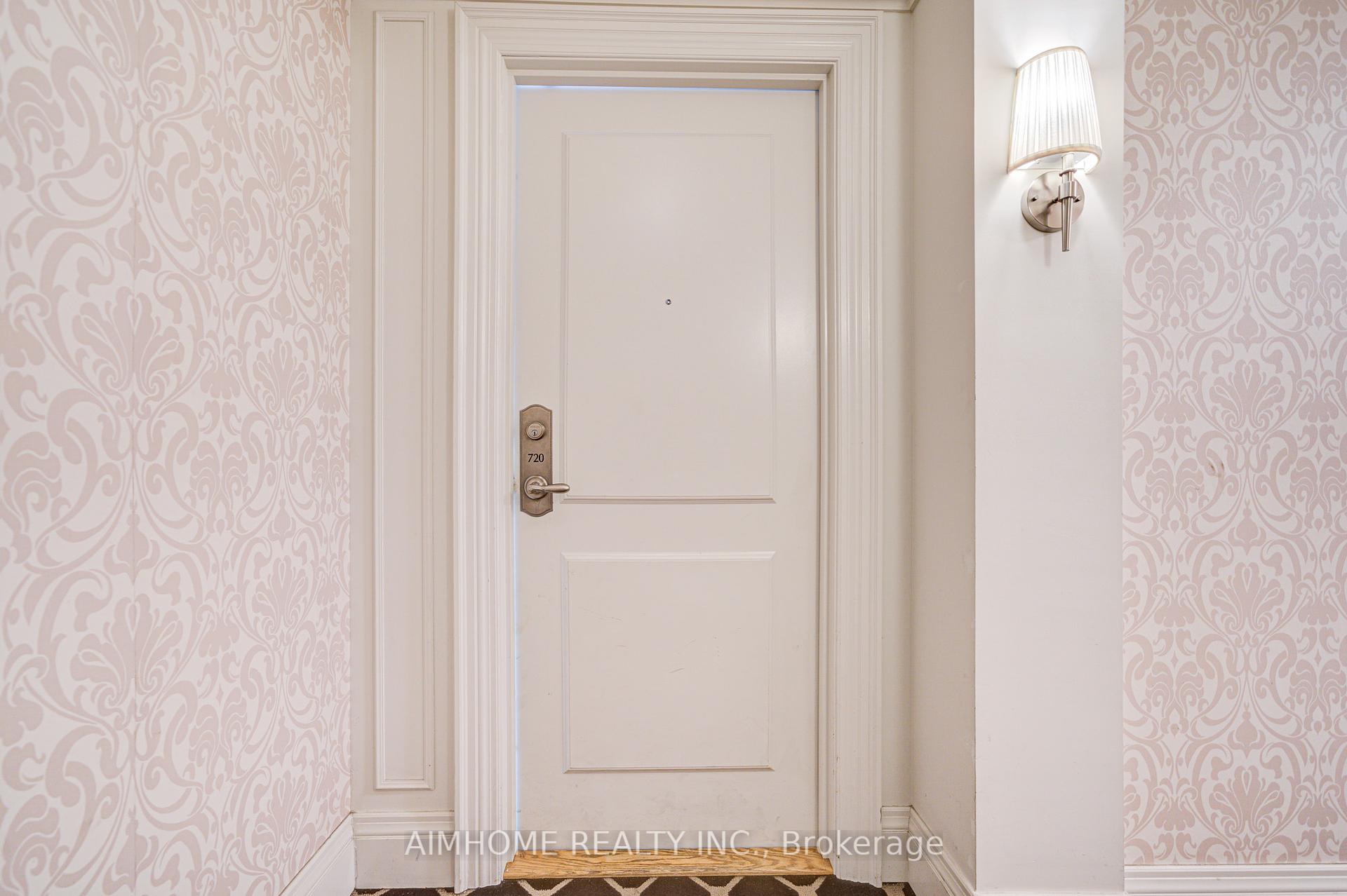 2 Bedrooms Condo at 25 Greenview, Toronto For sale