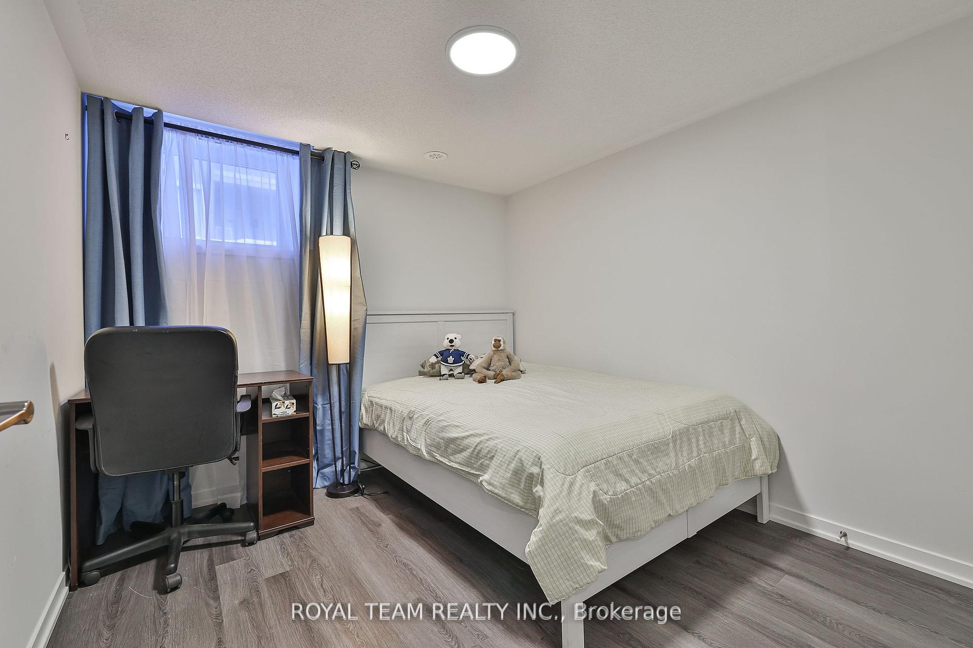 2 Bedrooms Condo at 131 Honeycrisp, Vaughan For sale