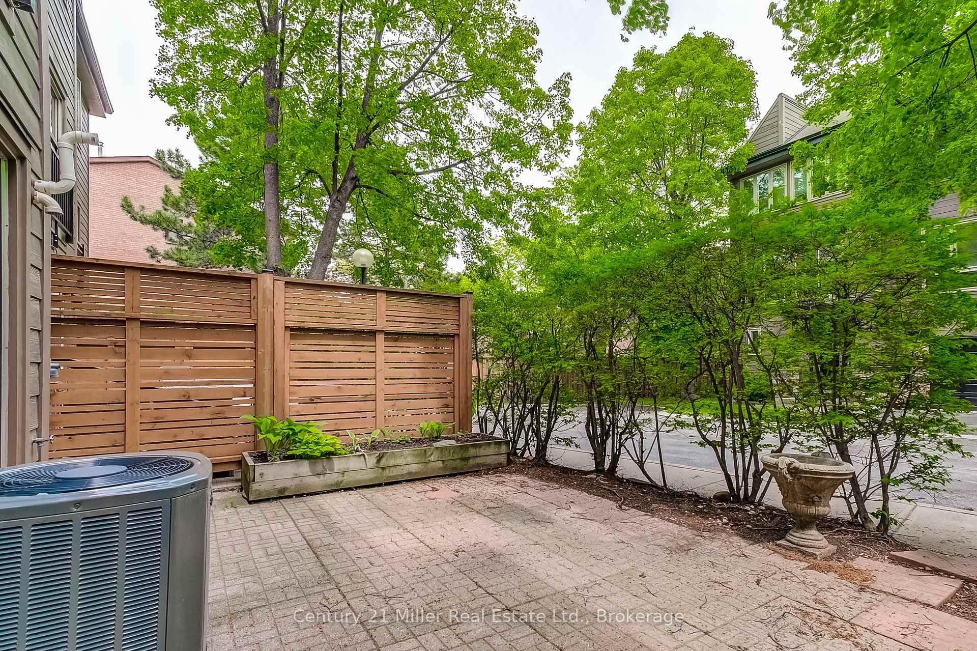 3 Bedrooms Condo at 1120 Queens, Oakville For sale
