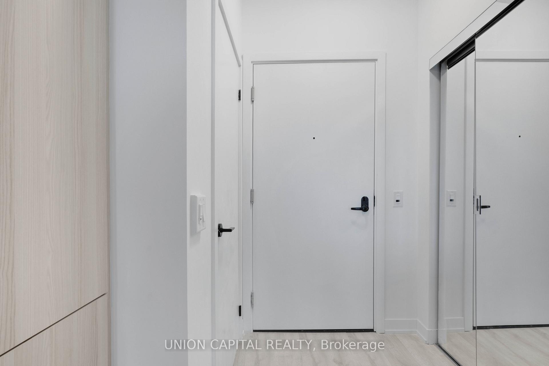 2 Bedrooms Condo at 215 Lakeshore, Mississauga For sale