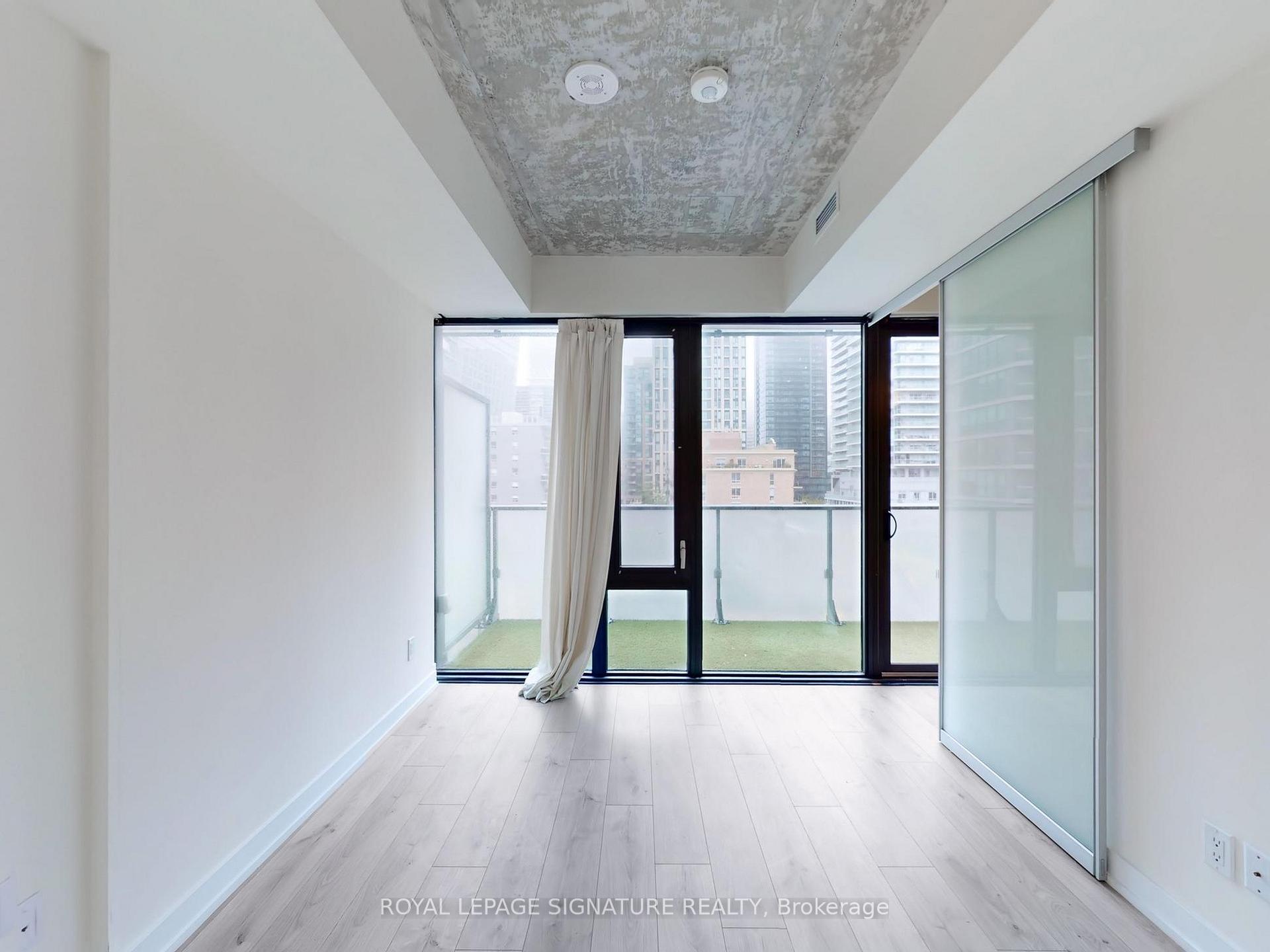 2 Bedrooms Condo at 161 Roehampton, Toronto For sale