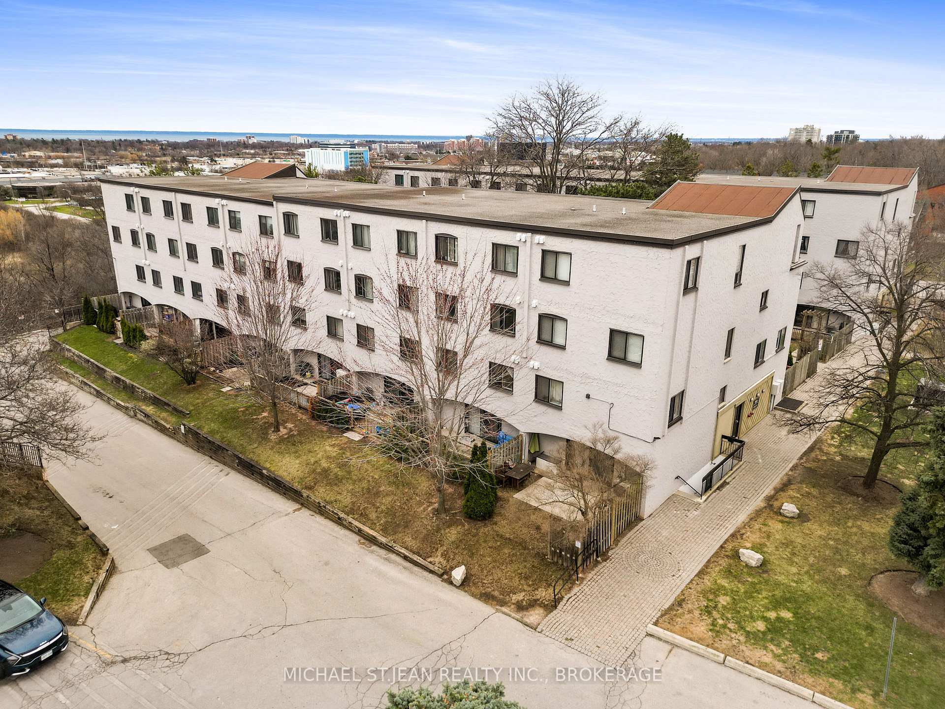 4 Bedrooms Condo at 1016 Falgarwood,  Oakville For sale