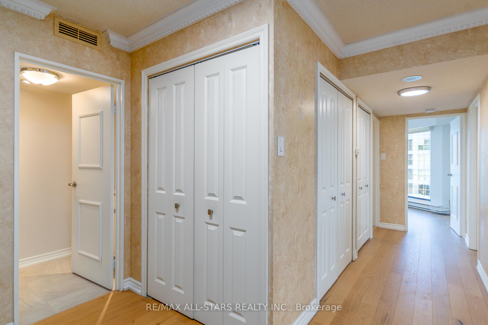 1 Bedroom Condo at 55 Harbour, Toronto For sale