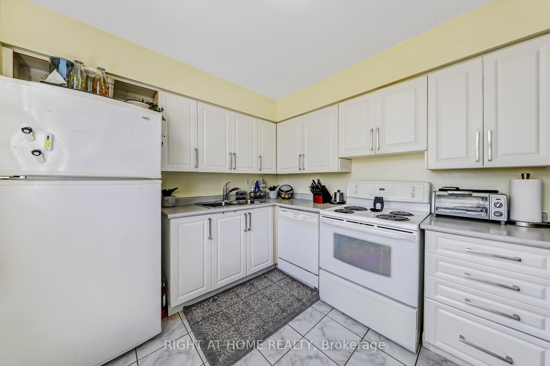 3 Bedrooms Condo at 1665 Victoria Park, Toronto For sale