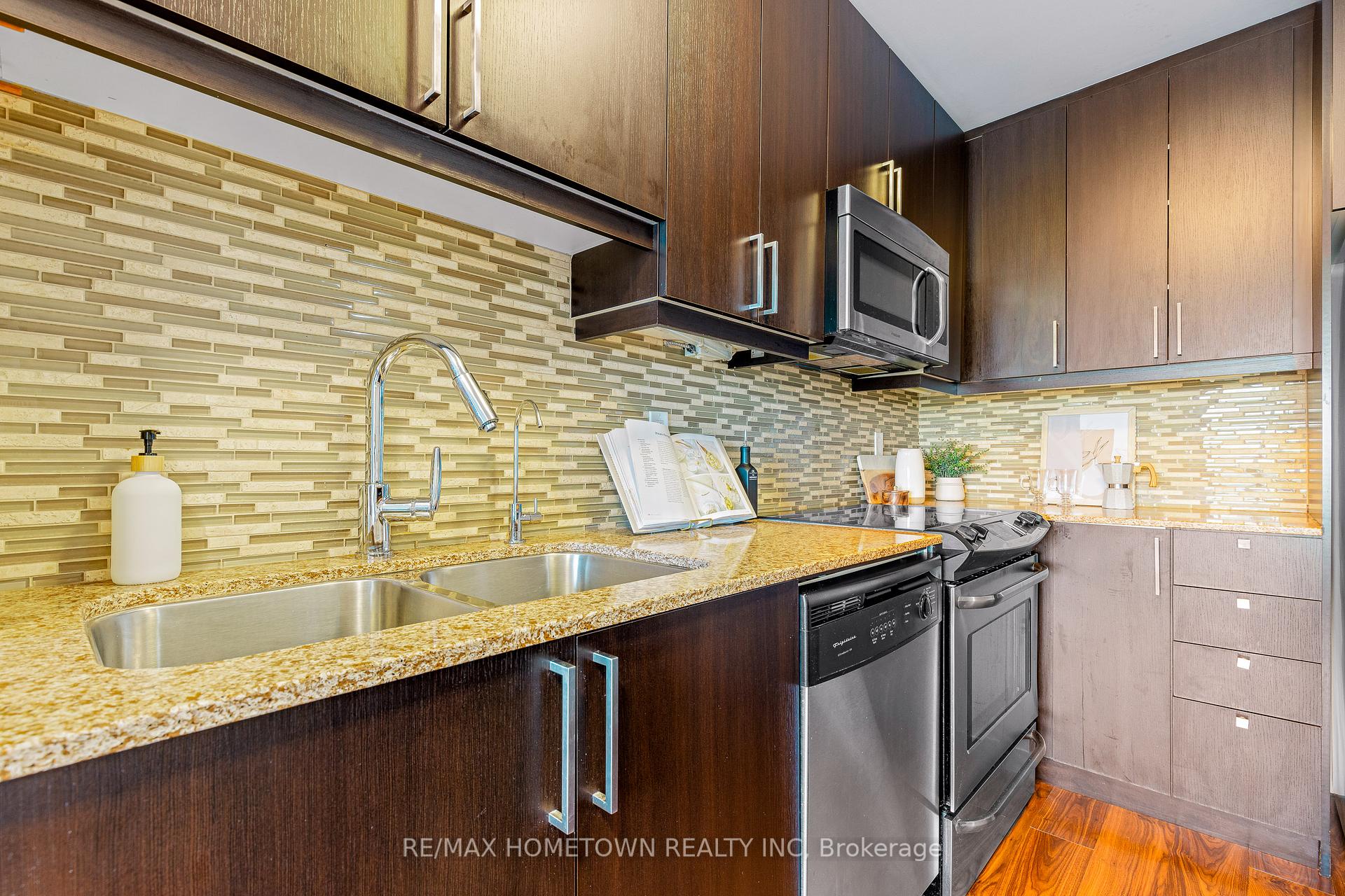 2 Bedrooms Condo at 35 Fontenay, Toronto For sale