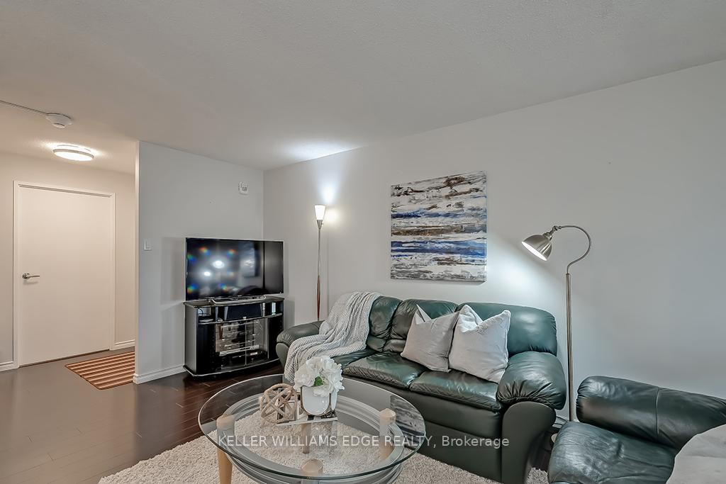 3 Bedrooms Condo at 475 The West Mall,  Toronto For sale
