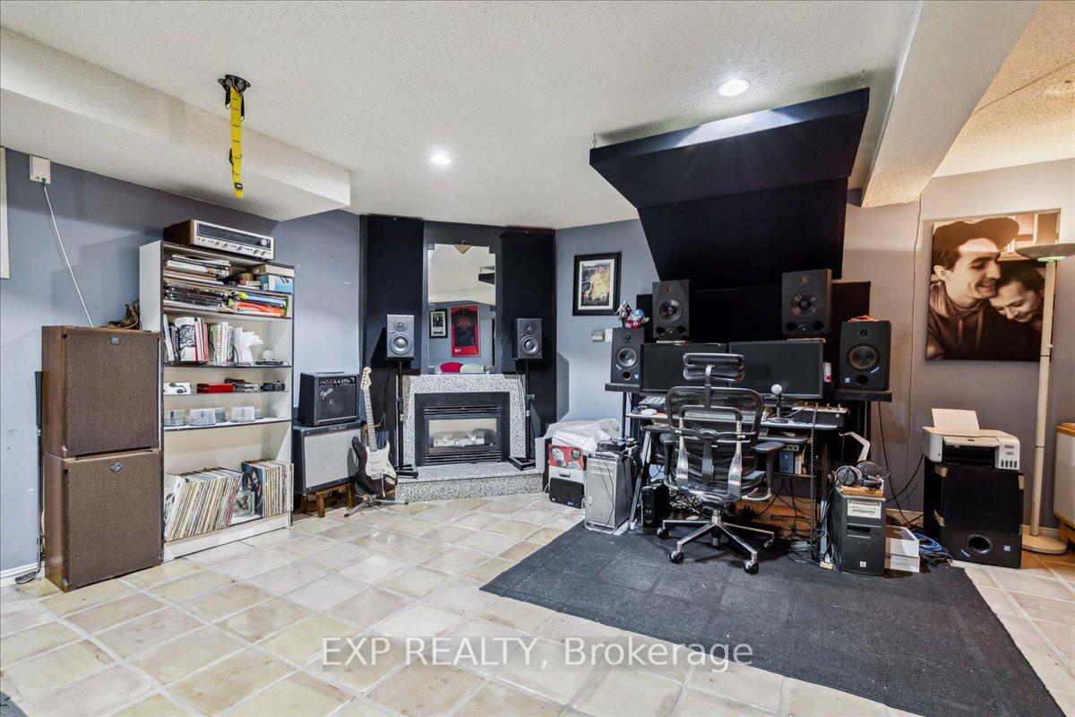 3 Bedrooms Condo at 62 Tamarack, Toronto For sale