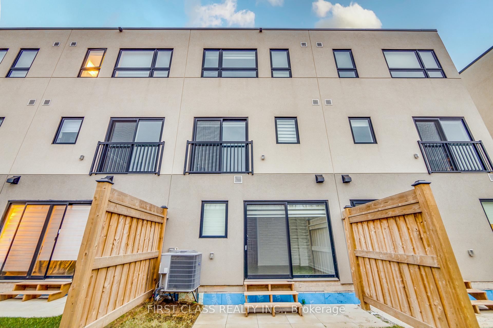 3 Bedrooms Condo at 1121 Cooke, Burlington For sale