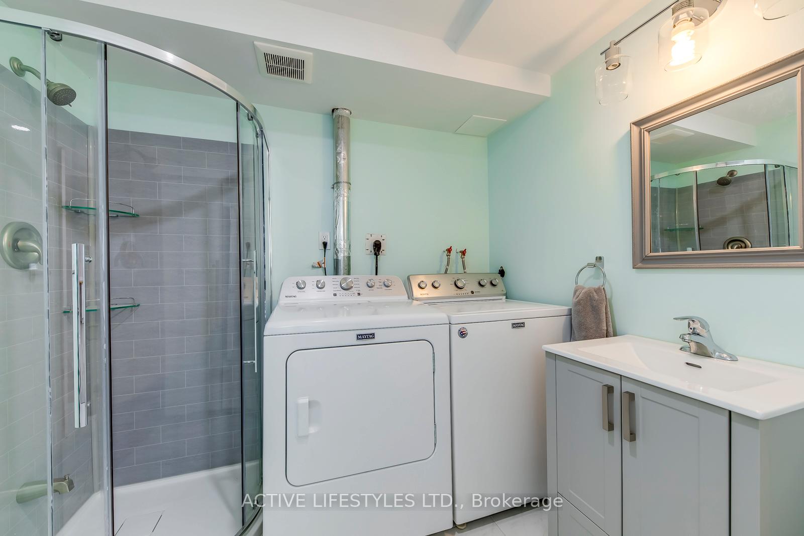 4 Bedrooms Condo at 2301 Derry, Mississauga For sale