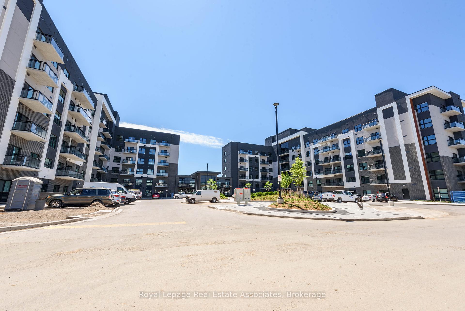 3 Bedrooms Condo at 102 Grovewood, Oakville For sale