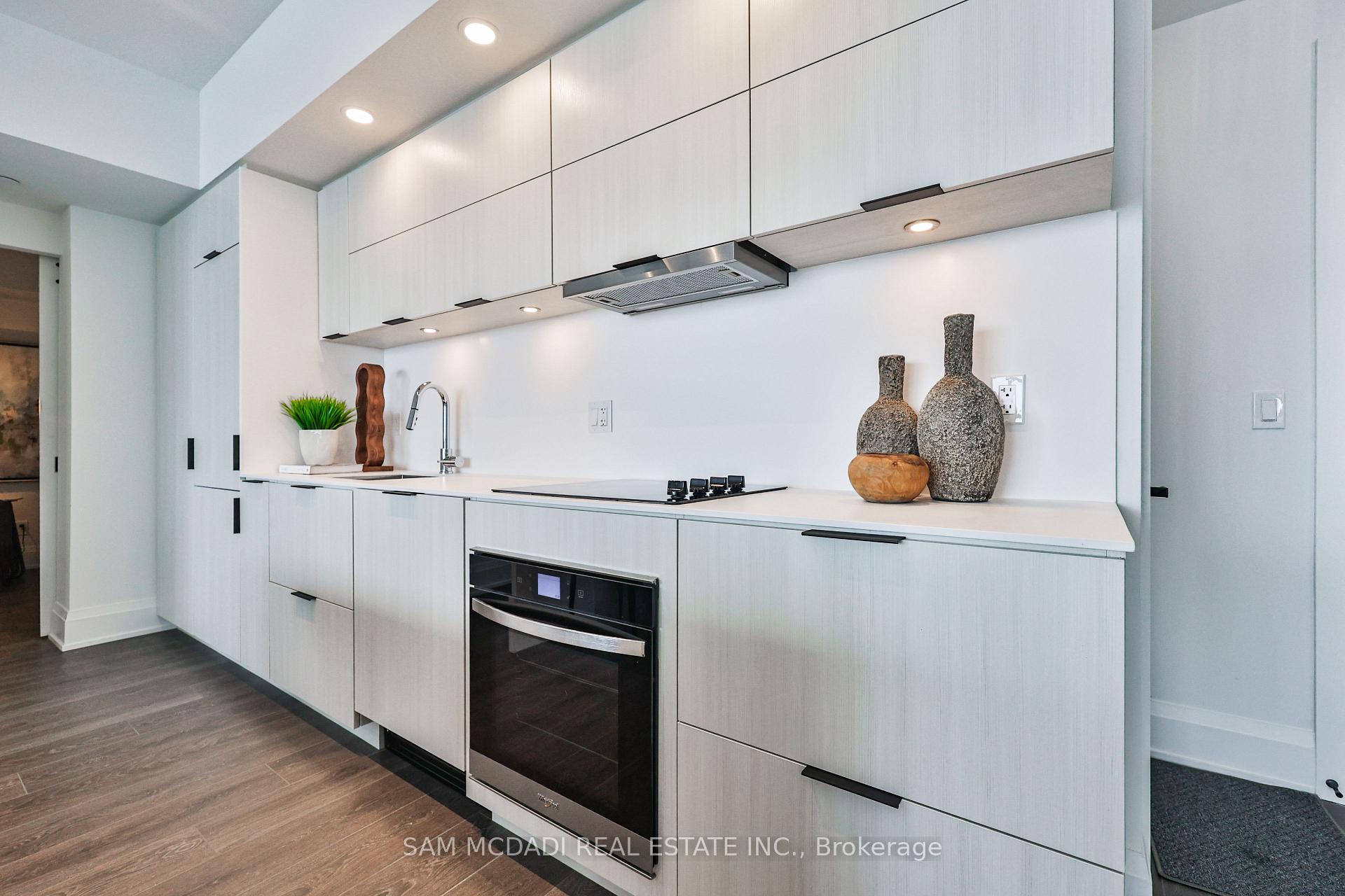 3 Bedrooms Condo at 370 Martha, Burlington For sale