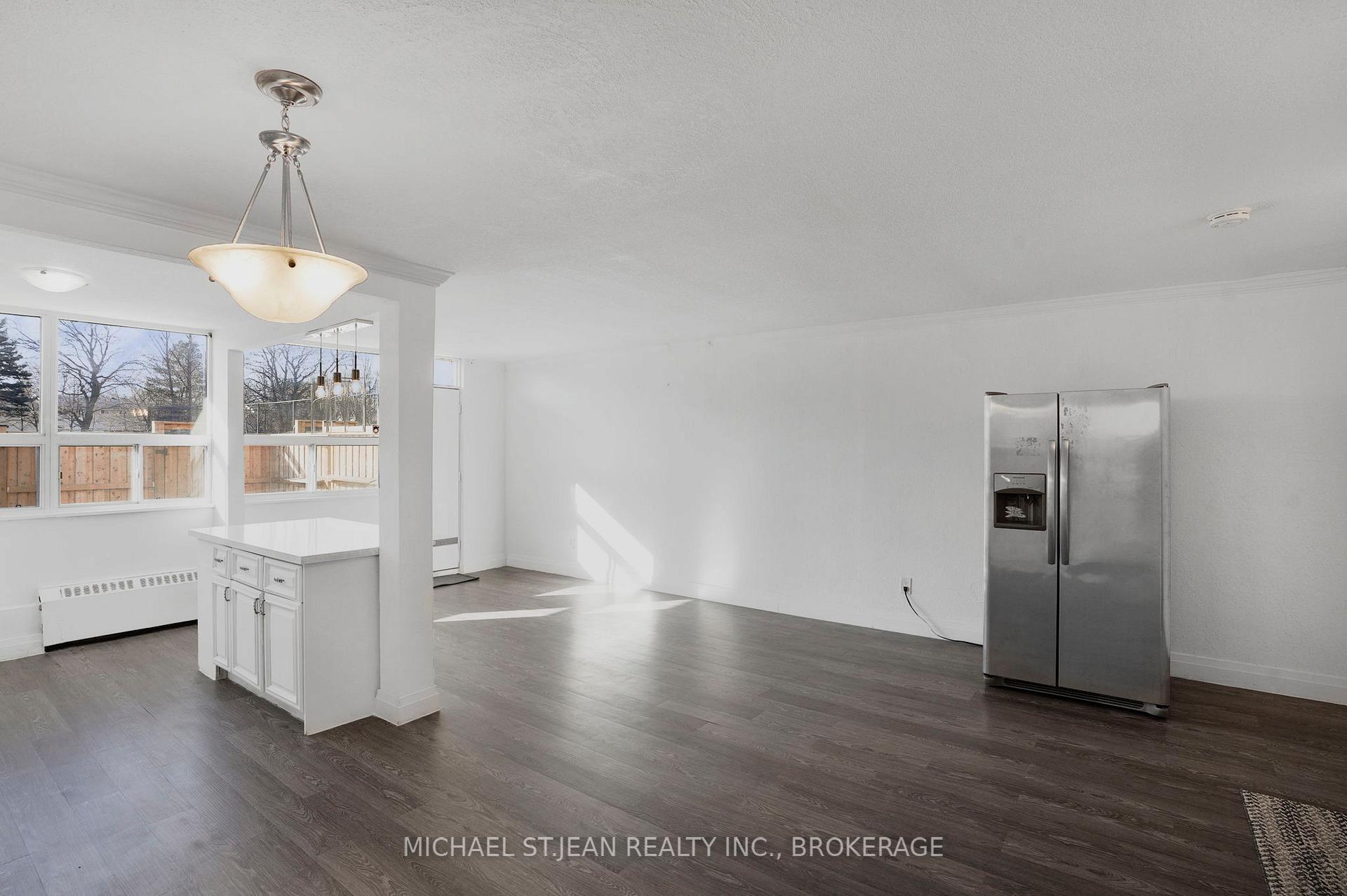 3 Bedrooms Condo at 15 Albright,  Hamilton For sale