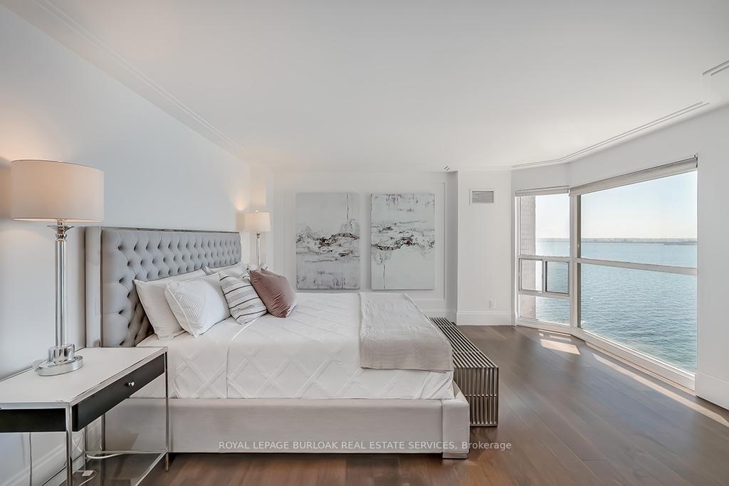 2 Bedrooms Condo at 2190 Lakeshore, Burlington For sale