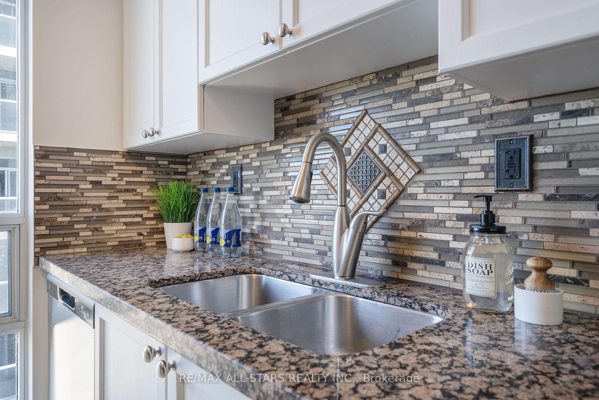 2 Bedrooms Condo at 5 Michael Power, Toronto For sale