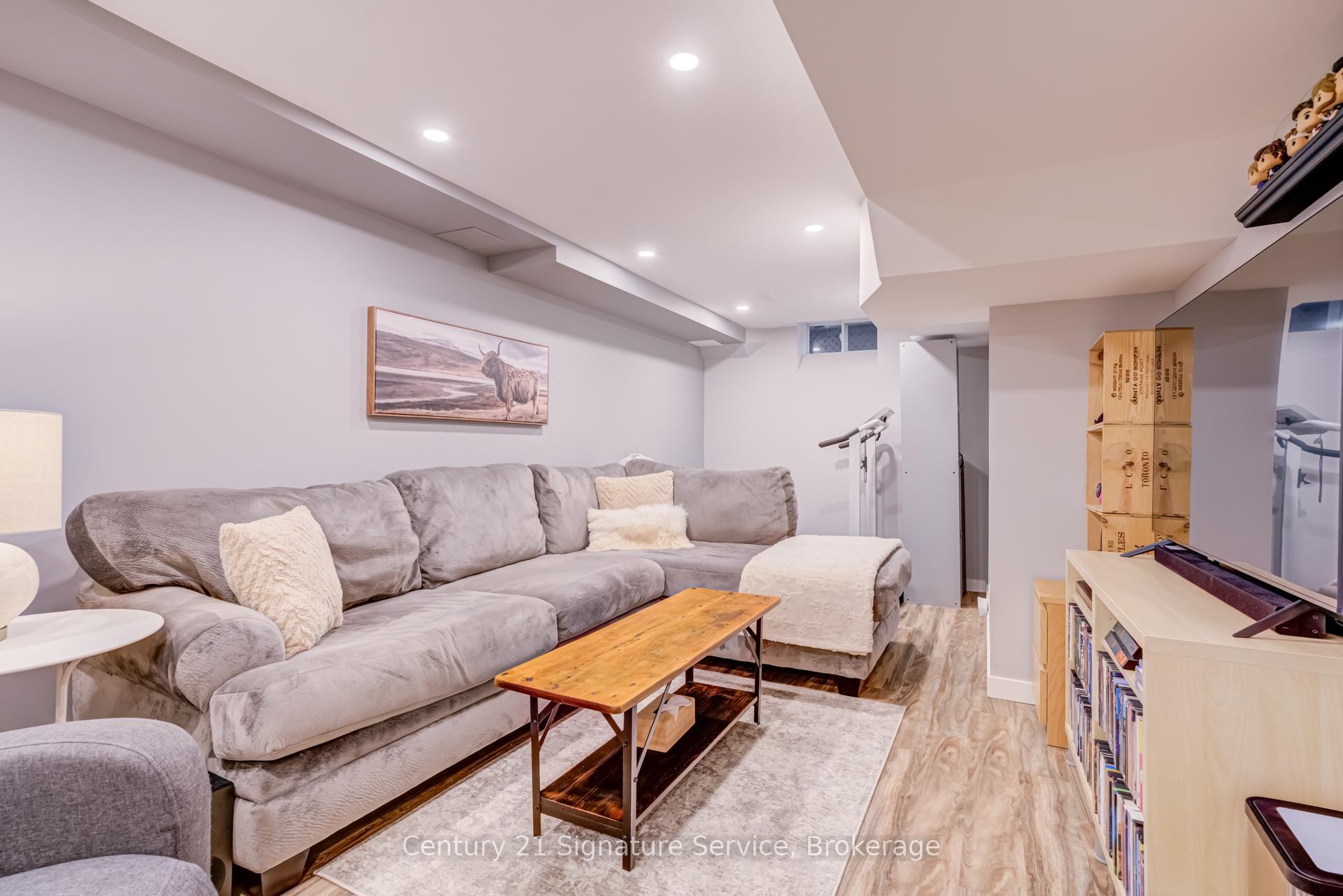 3 Bedrooms Condo at 2230 Walkers, Burlington For sale