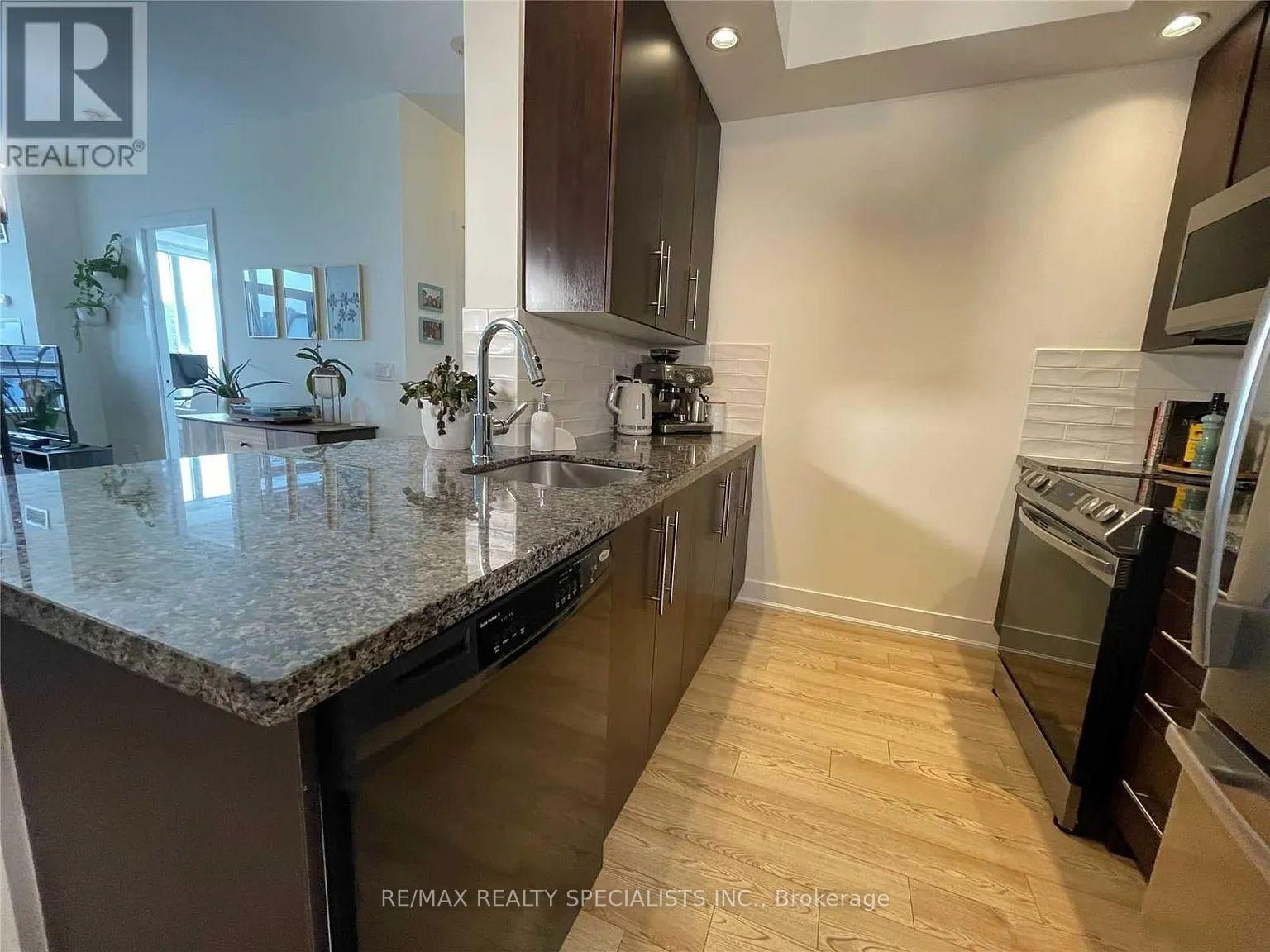 2 Bedrooms Condo at 28 Linden, Toronto For sale