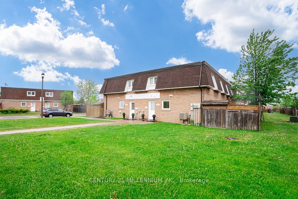 33 Town House Crescent, Brampton, ON L6W 3C3