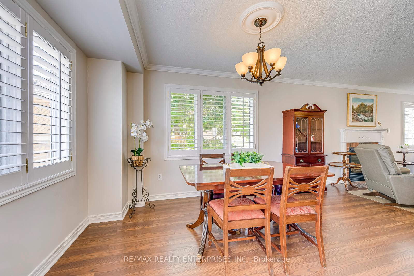 3 Bedrooms Condo at 5658 Glen Erin, Mississauga For sale