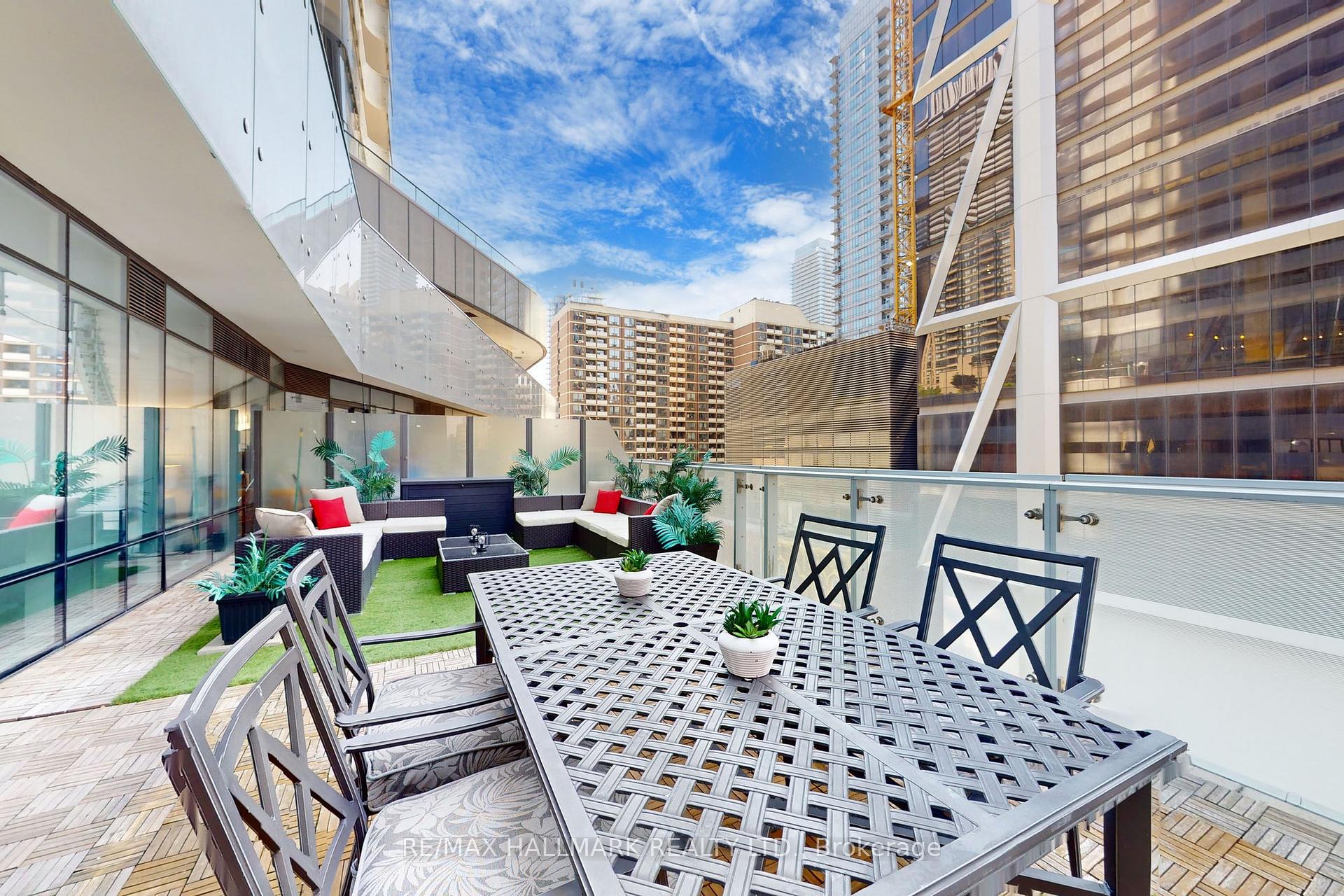 3 Bedrooms Condo at 1 Bloor,  Toronto For sale