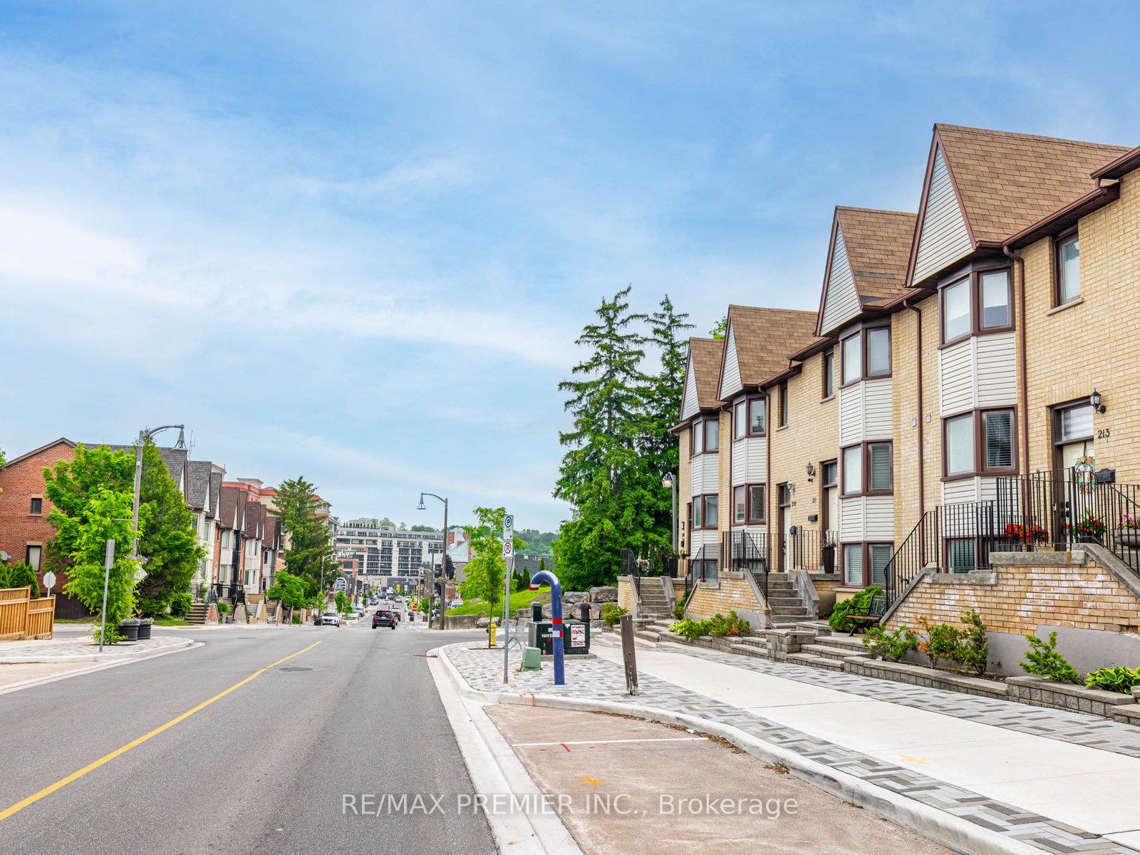 3 Bedrooms Condo at 213 Woodbridge, Vaughan For sale