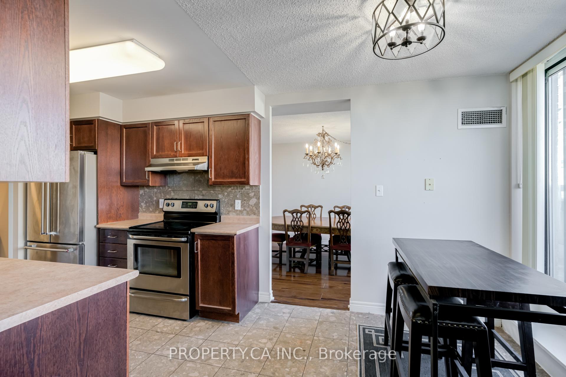 3 Bedrooms Condo at 156 Enfield, Mississauga For sale