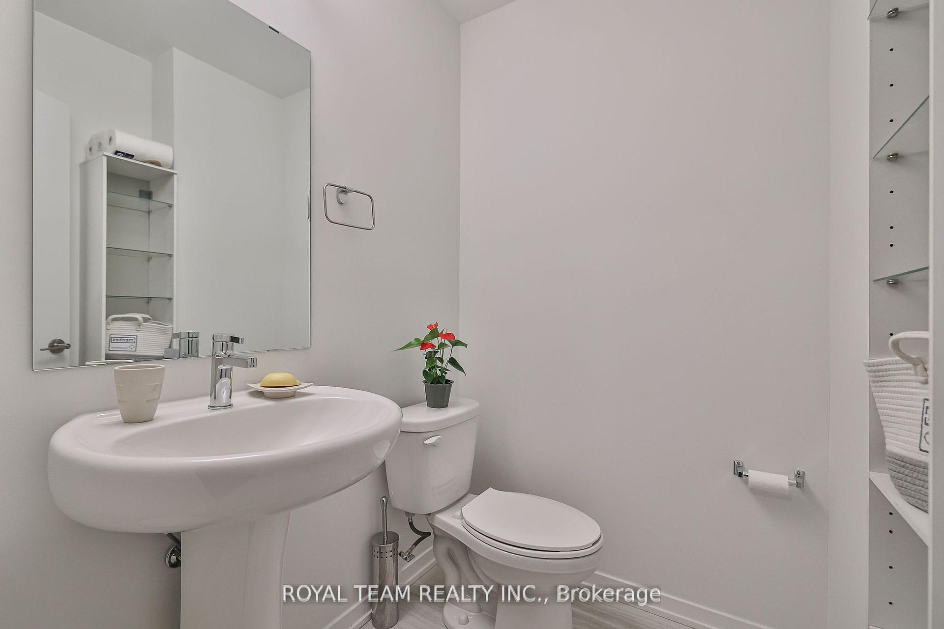 2 Bedrooms Condo at 131 Honeycrisp, Vaughan For sale