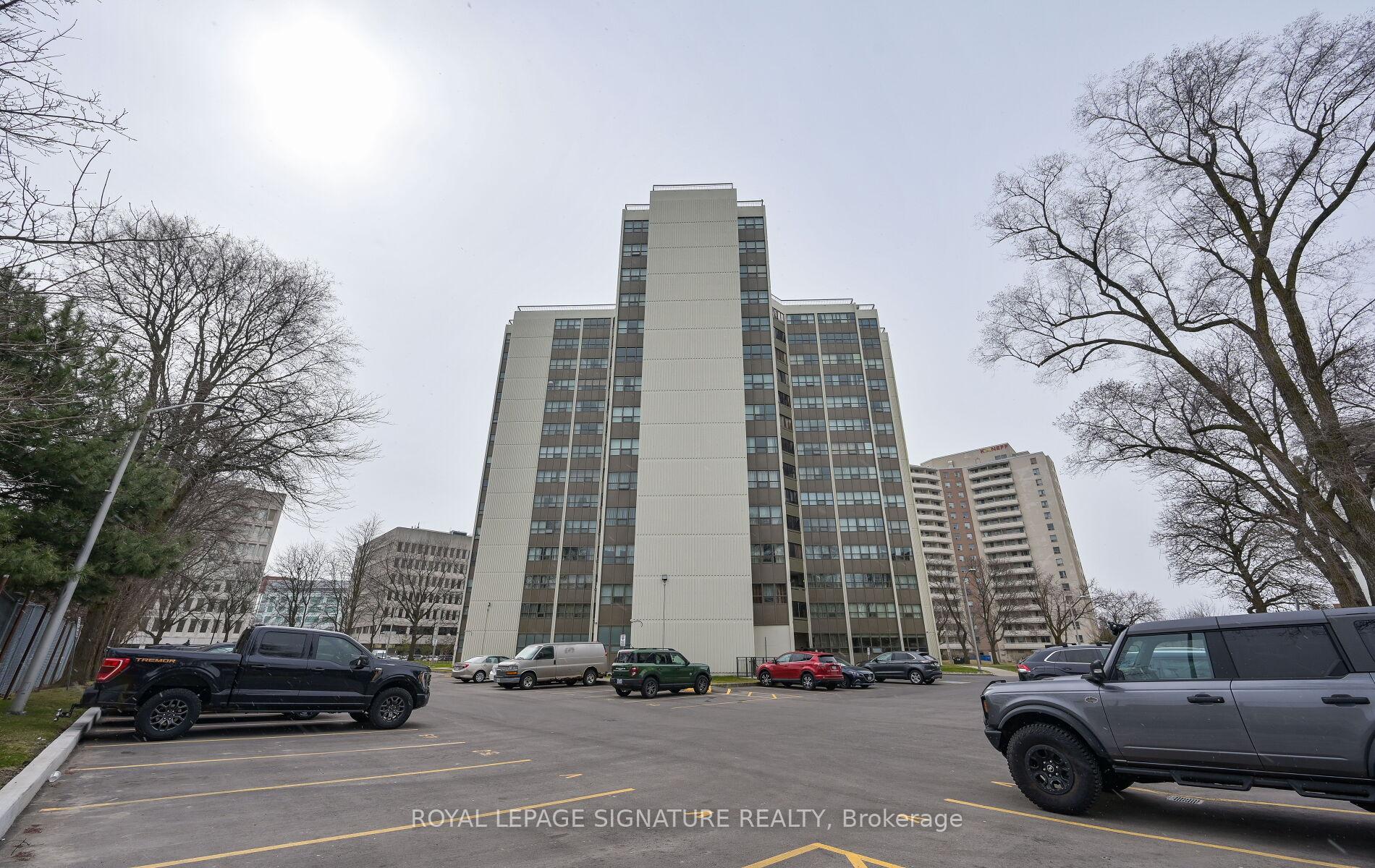 4 Bedrooms Condo at 2323 Confederation, Mississauga For sale