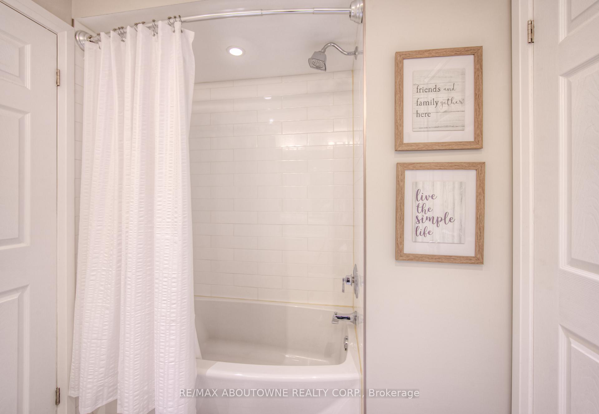 2 Bedrooms Condo at 2110 Cleaver, Burlington For sale