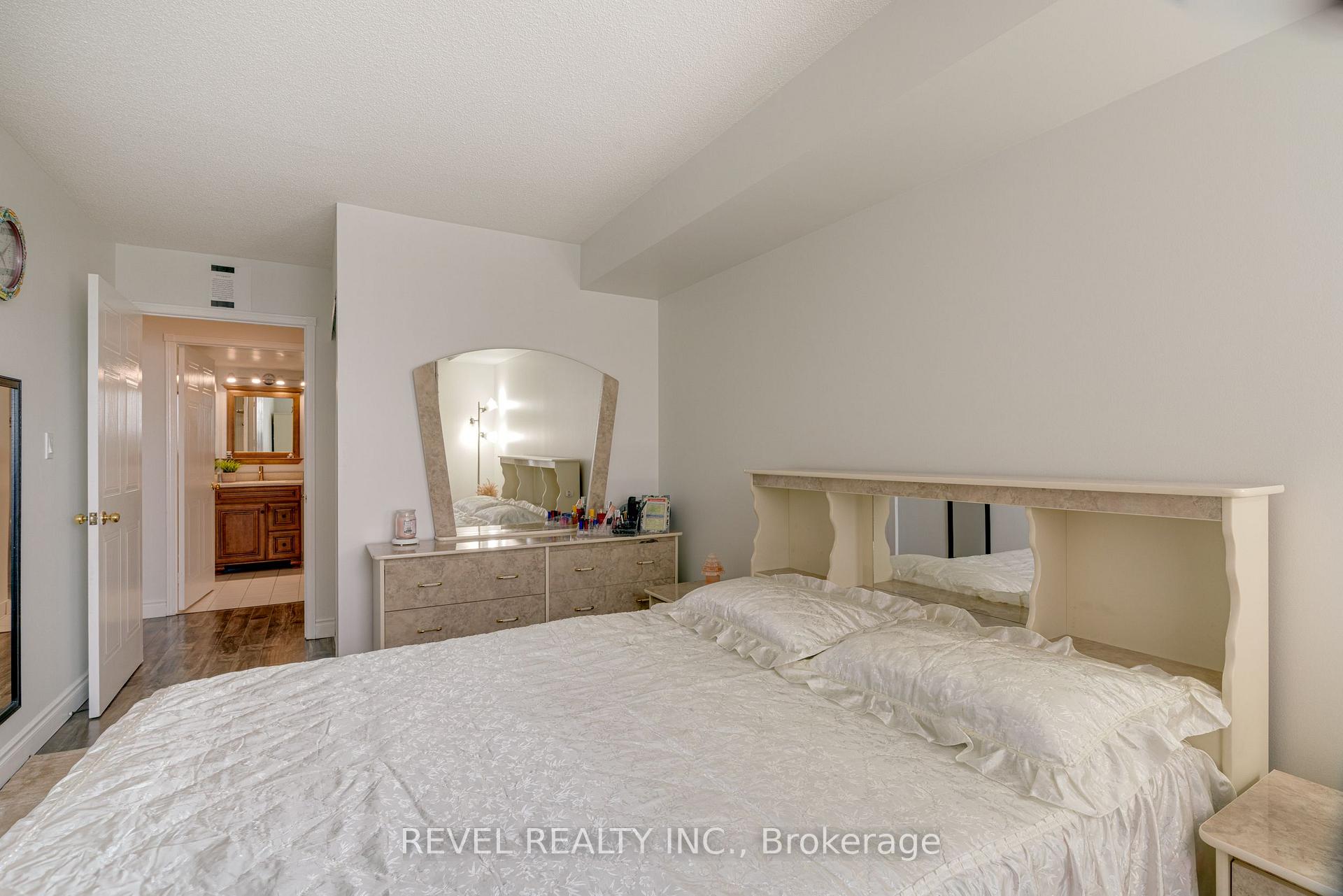 3 Bedrooms Condo at 135 Hillcrest, Mississauga For sale