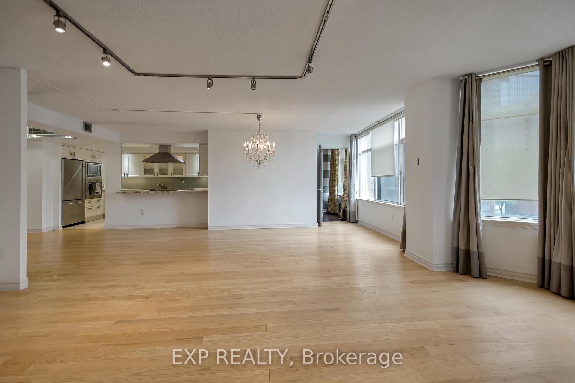 2 Bedrooms Condo at 900 Yonge, Toronto For sale