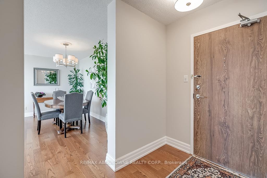 2 Bedrooms Condo at 1230 Marlborough,  Oakville For sale