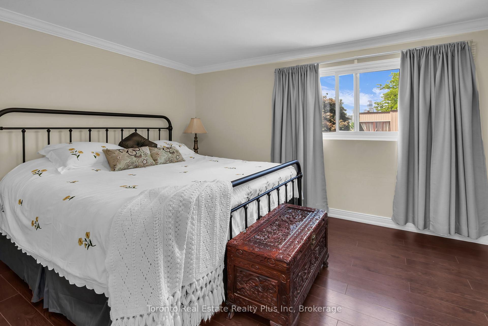 3 Bedrooms Condo at 400 Bloor, Mississauga For sale