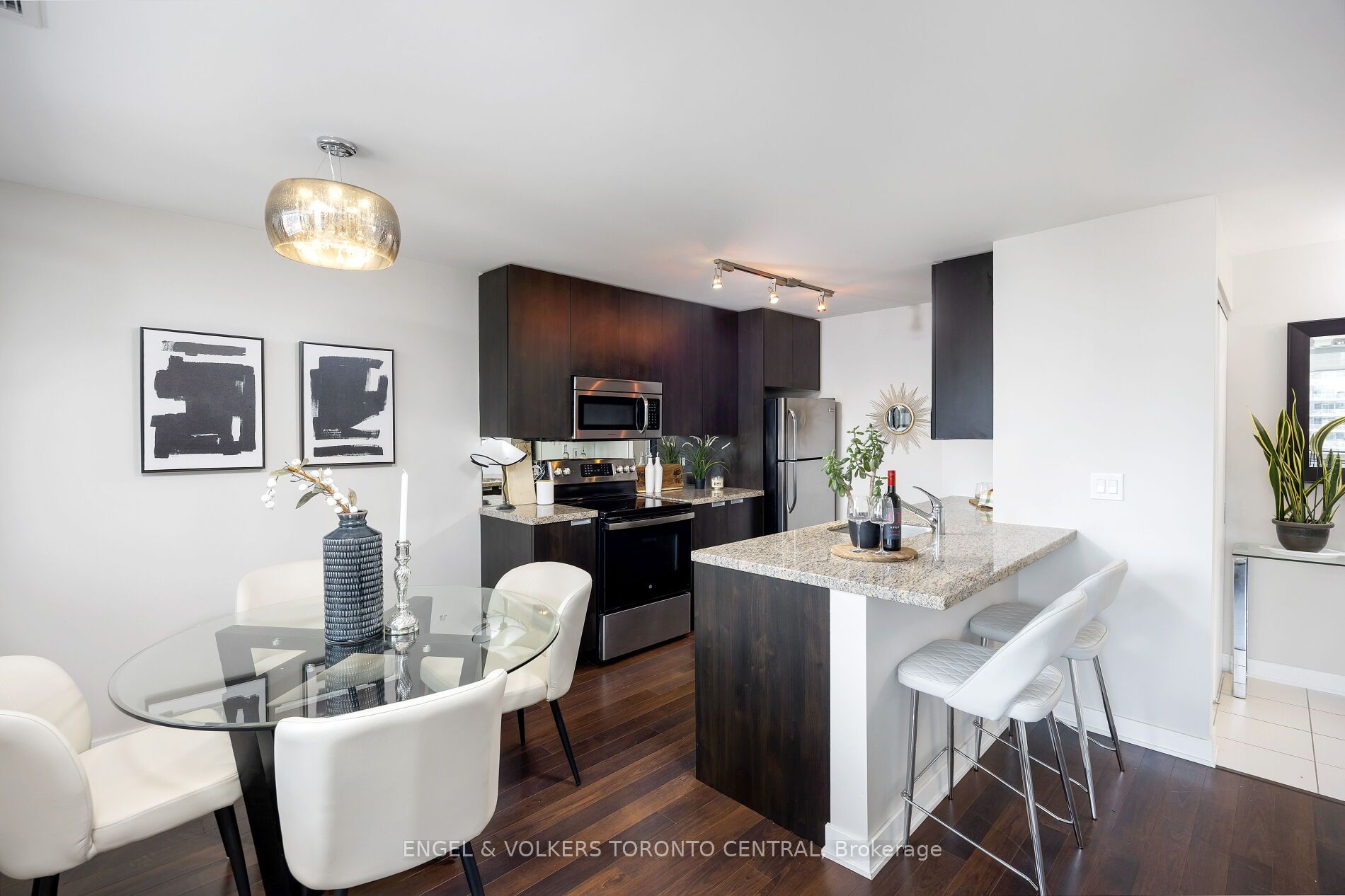 400 Wellington Street W, #1001