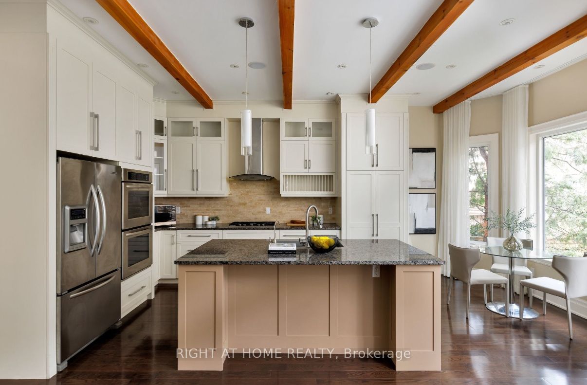 8 Rutherglen Road, Toronto, ON M4G 1L6