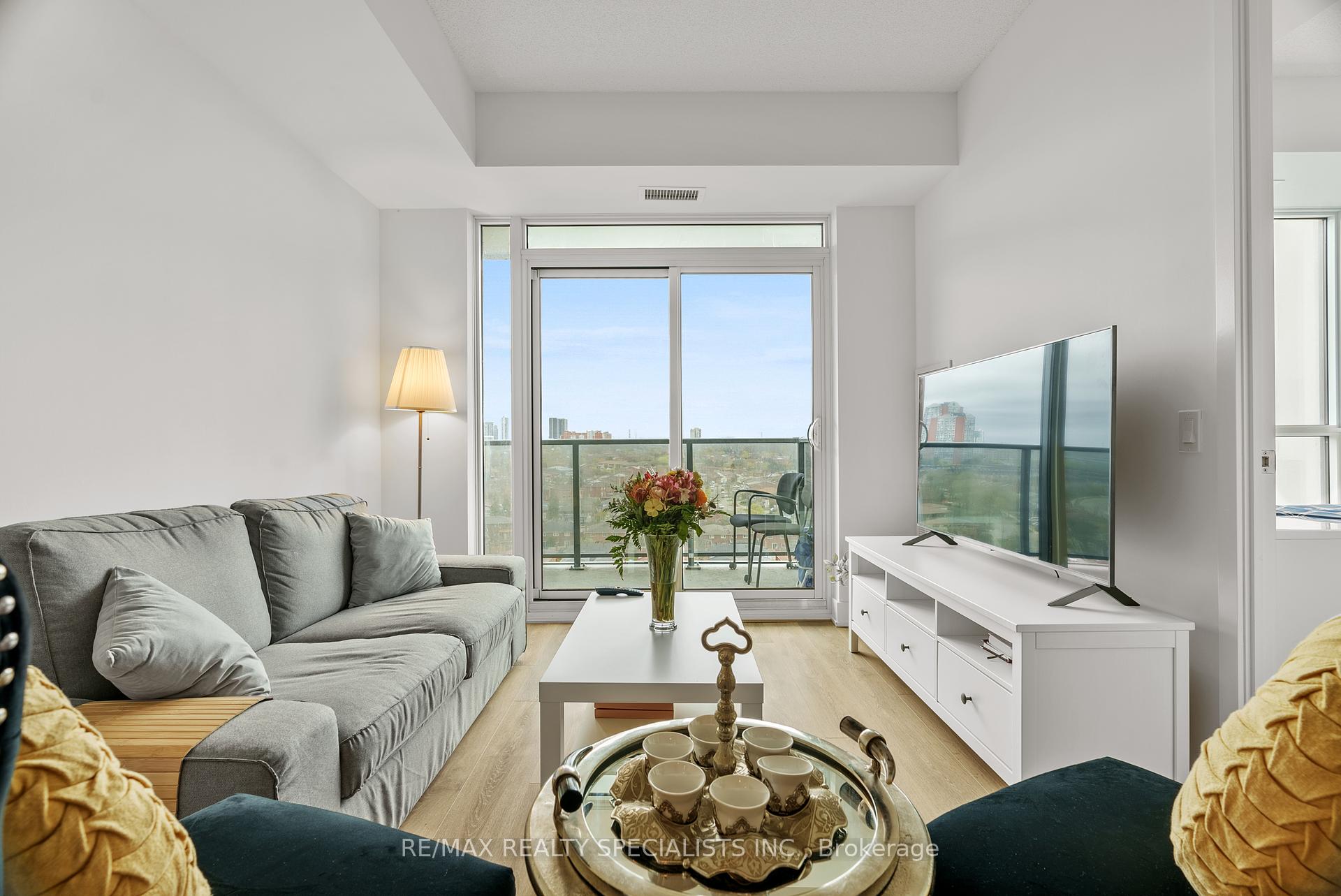 2 Bedrooms Co-op at 202 Burnhamthorpe, Mississauga For sale