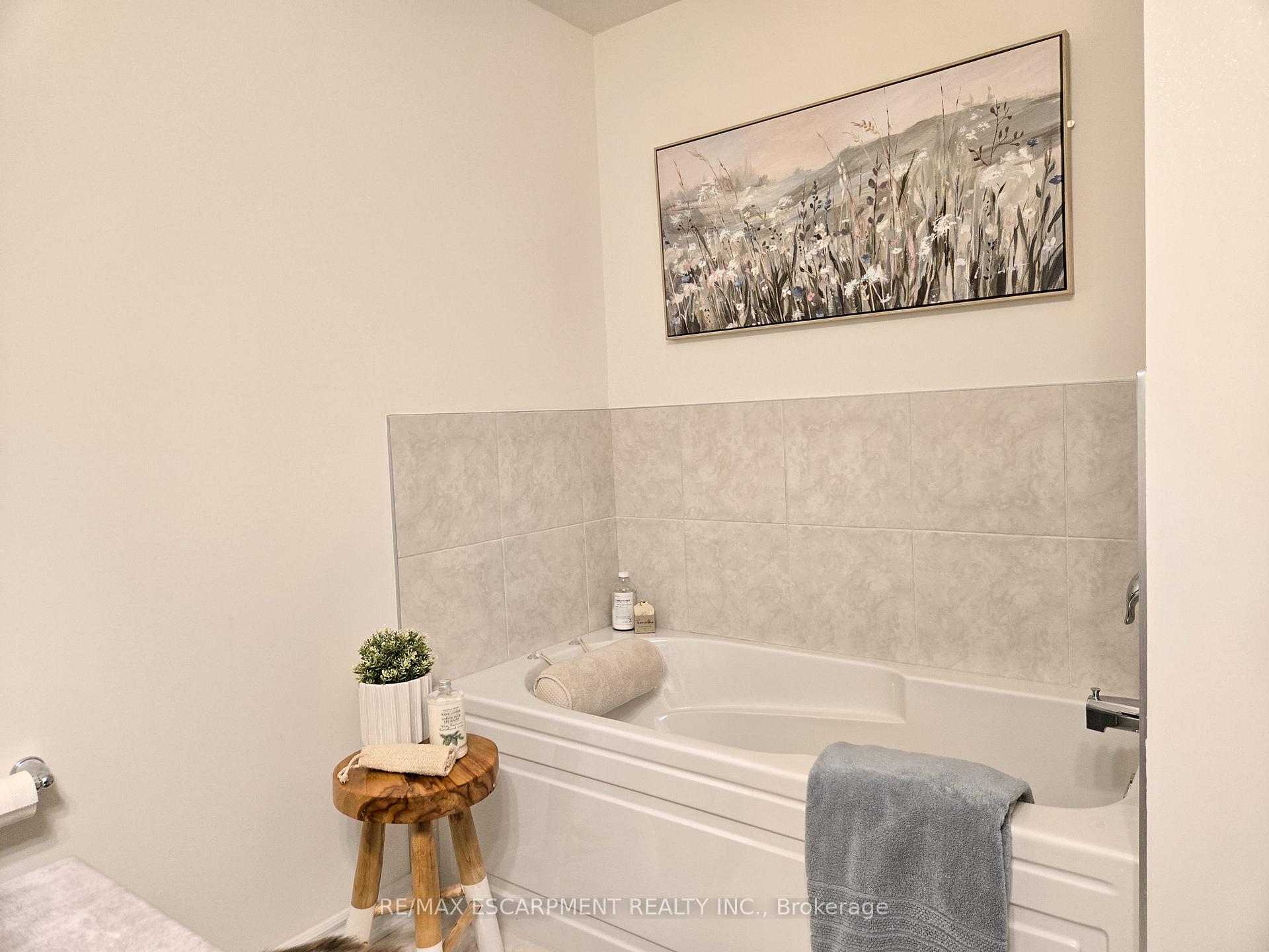 3 Bedrooms Condo at 305 Garner, Hamilton For sale