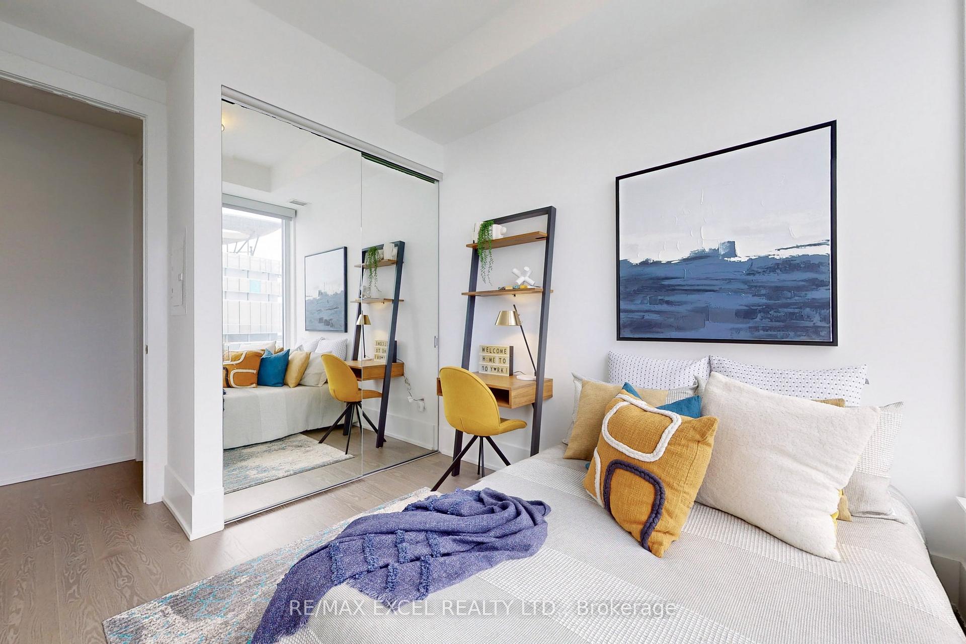 2 Bedrooms Condo at 10 York, Toronto For sale